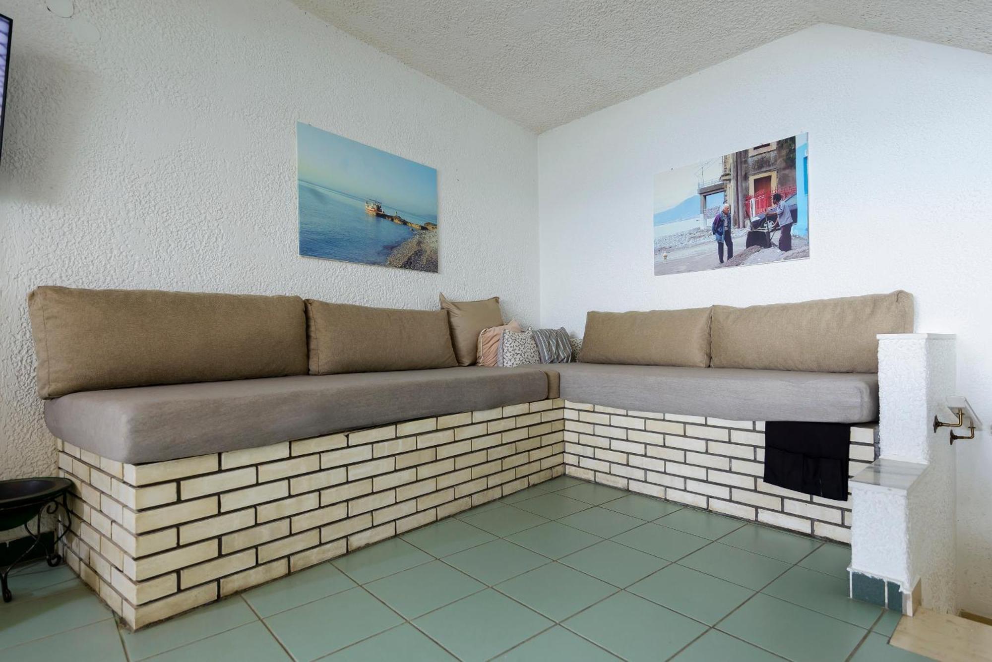 Agali 1 Mesonet In Front Of The Sea Apartment Akrogiali Bagian luar foto