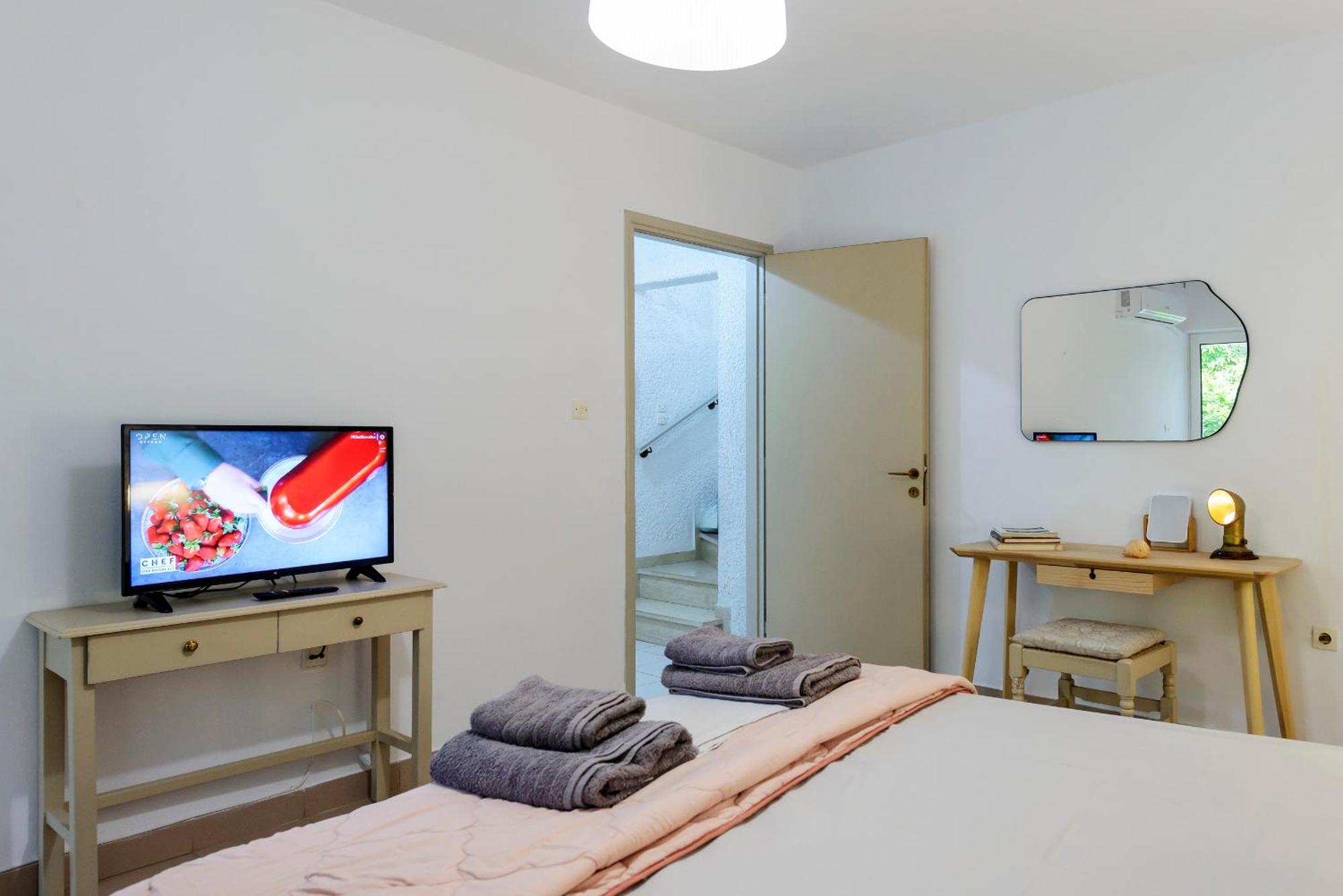 Agali 1 Mesonet In Front Of The Sea Apartment Akrogiali Bagian luar foto