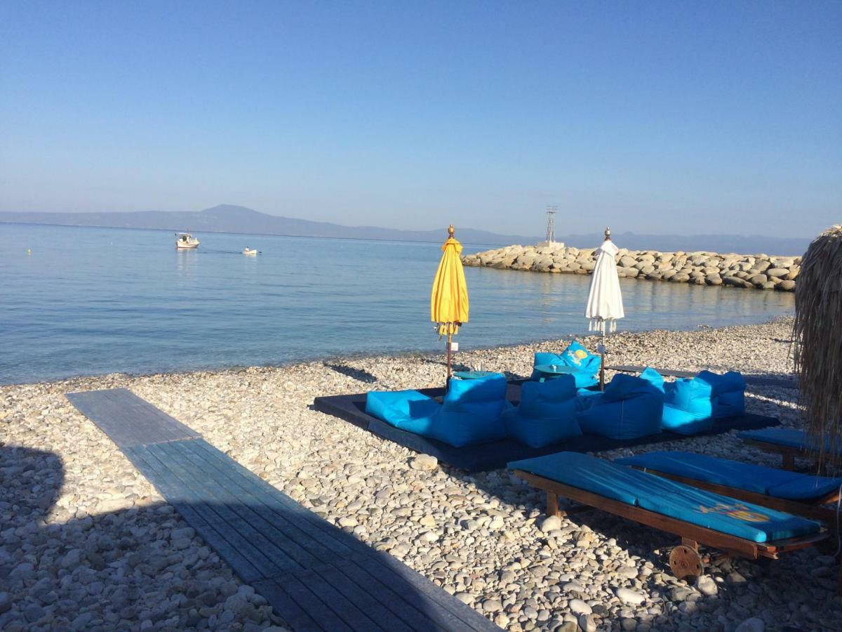 Agali 1 Mesonet In Front Of The Sea Apartment Akrogiali Bagian luar foto
