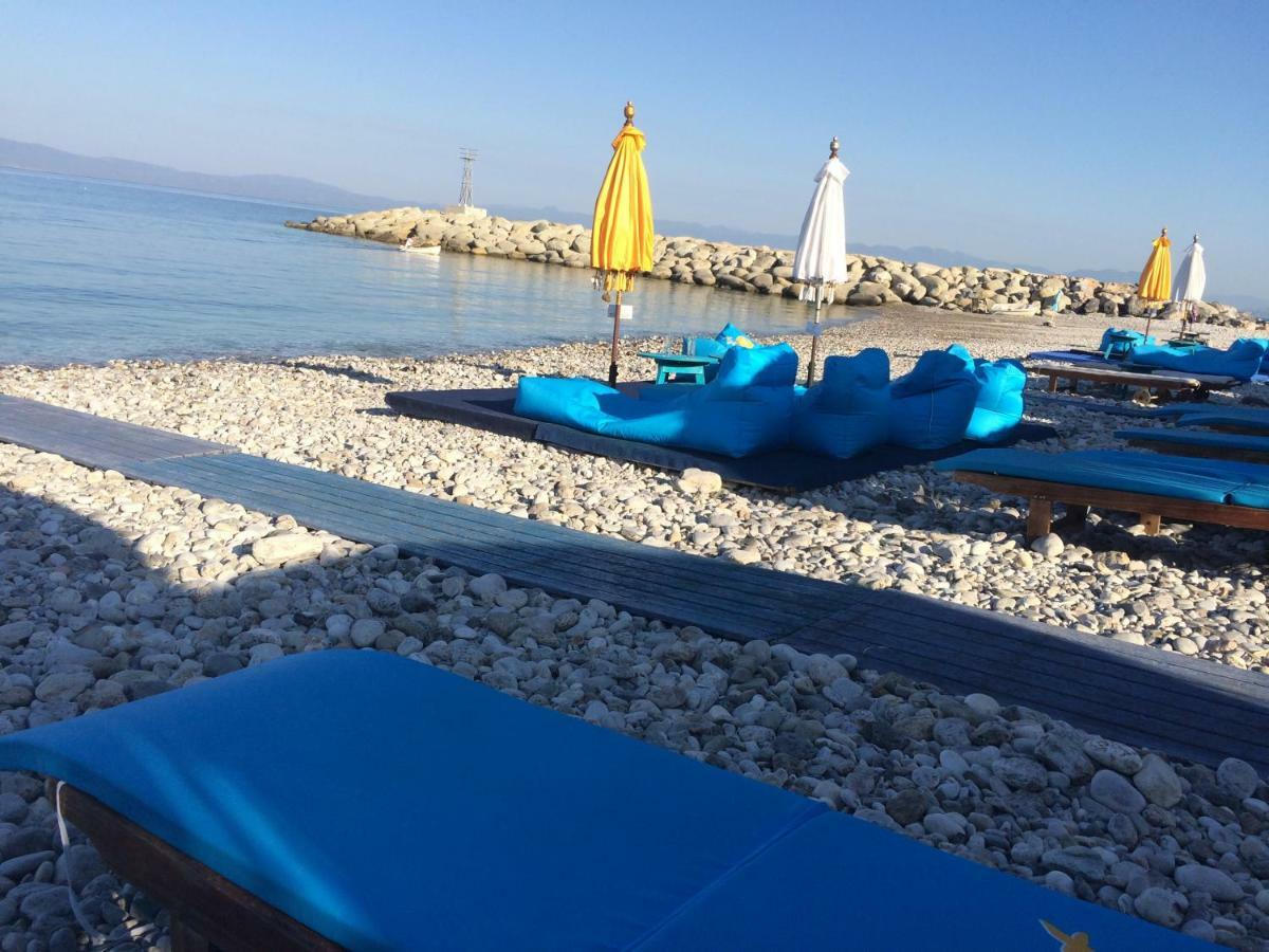 Agali 1 Mesonet In Front Of The Sea Apartment Akrogiali Bagian luar foto